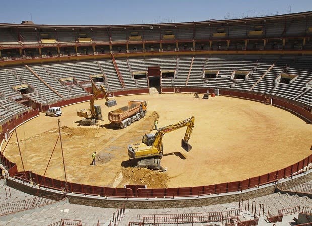 epa02868611 General view of the bullring in Cordoba, Andalusia, southern Spain, 16 August 2011, where work has begun to adapt the bullring and install a tennis court for the Davis Cup semi final between Spain and France to be held from 16 to 18 September 2011. EPA/SALAS (MaxPPP TagID: epaphotos089110.jpg) [Photo via MaxPPP]