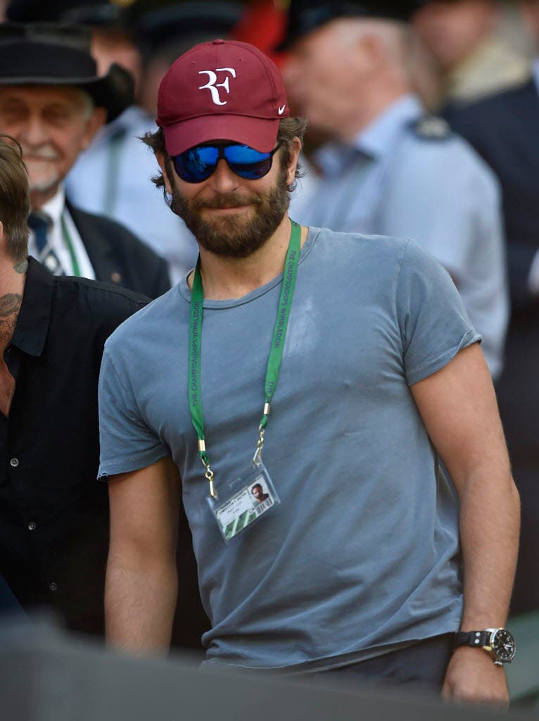 epa05410463 US actor Bradley Cooper arrives on Centre Court for the men's quarter finals during the Wimbledon Championships at the All England Lawn Tennis Club, in London, Britain, 06 July 2016.  EPA/HANNAH MCKAY EDITORIAL USE ONLY/NO COMMERCIAL SALES