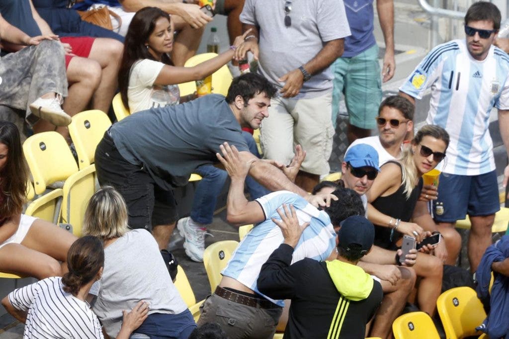 epa05465270 Fans scuffle during men's singles match between Juan Martin Del Potro of Argentina and Joao Sousa of Portugal of the Rio 2016 Olympic Games Tennis events at the Olympic Tennis Centre in the Olympic Park in Rio de Janeiro, Brazil, 08 August 2016. EPA/MICHAEL REYNOLDS / Olympic Games 2016 Tennis / EPA / MICHAEL REYNOLDS / epa05465270 / BRAZIL RIO 2016 OLYMPIC GAMES / TENNIS / olympic; olympics; olympic games; rio olympic games; rio de janeiro; rio 2016; rio2016; summer olympics; summer olympic games; summer games; brazil; rio 2016 olympic games; rio summer olympics / RIO DE JANEIRO