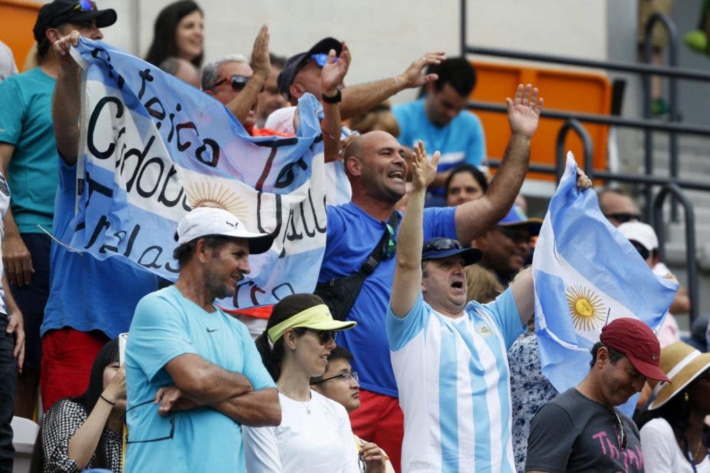 epa05465323 Argentinian fans watch men's singles match between Juan Martin Del Potro of Argentina and Joao Sousa of Portugal of the Rio 2016 Olympic Games Tennis events at the Olympic Tennis Centre in the Olympic Park in Rio de Janeiro, Brazil, 08 August 2016. EPA/MICHAEL REYNOLDS / Olympic Games 2016 Tennis / EPA / MICHAEL REYNOLDS / epa05465323 / BRAZIL RIO 2016 OLYMPIC GAMES / TENNIS / olympic; olympics; olympic games; rio olympic games; rio de janeiro; rio 2016; rio2016; summer olympics; summer olympic games; summer games; brazil; rio 2016 olympic games; rio summer olympics / RIO DE JANEIRO