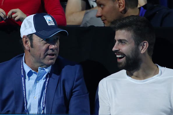 LONDON, ENGLAND - NOVEMBER 20:  (L-R) Actor Kevin Spacey and footballer Gerard Pique attend the Singles Final between Novak Djokovic of Serbia and Andy Murray of Great Britain at the O2 Arena on November 20, 2016 in London, England.  (Photo by Clive Brunskill/Getty Images)