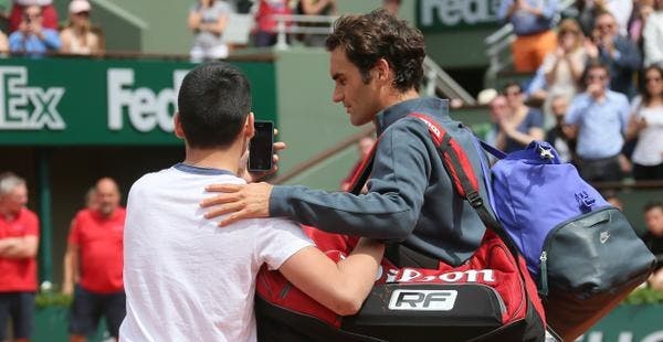 Miúdo invade o court para tirar uma selfie com Roger Federer