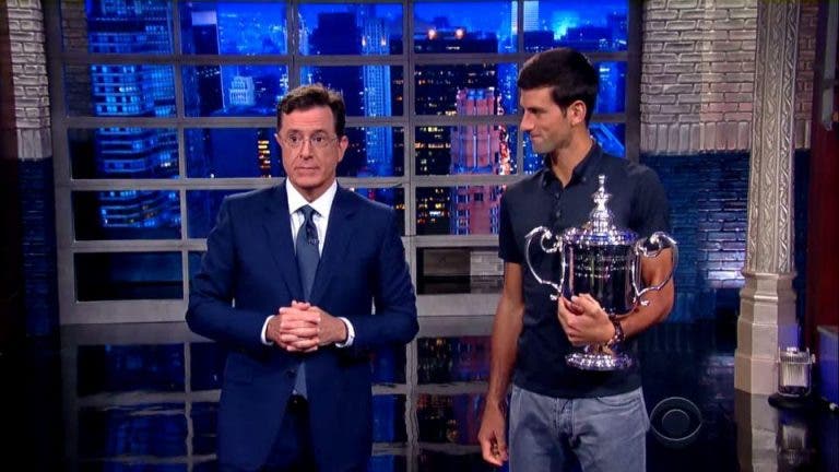 VÍDEO: Djokovic faz ‘tiro ao boneco’ a apresentador de televisão
