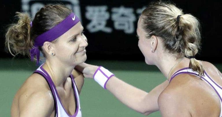 Quem tem uma amiga como Safarova… tem meias-finais das WTA Finals