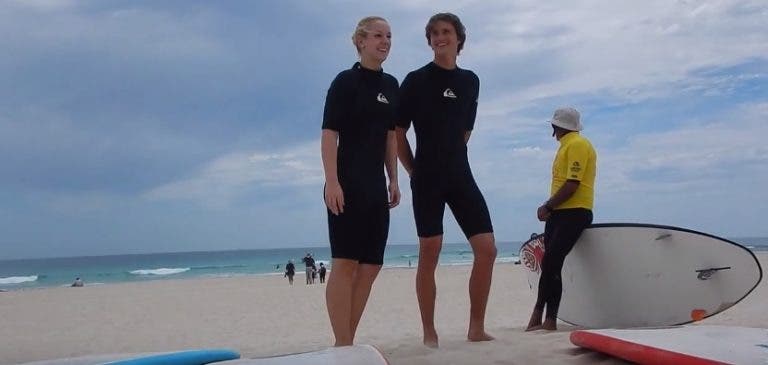 [VÍDEO] Lisicki e Zverev aprenderam a surfar em Perth