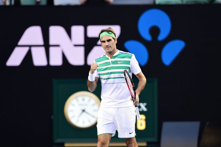 Roger Federer passeia em Melbourne rumo à 2ª ronda