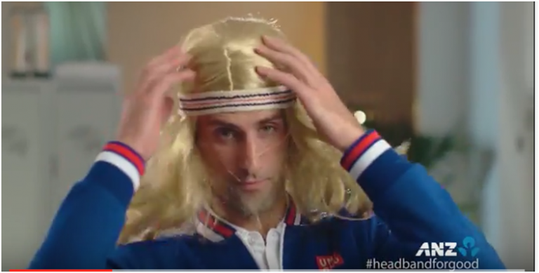 [Vídeo] Djokovic regressa às imitações por uma boa causa
