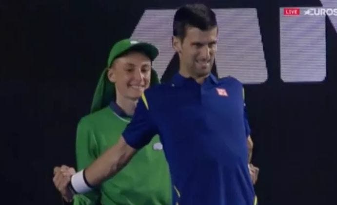 [VÍDEO] Djokovic e o apanha-bolas… ou será fisioterapeuta?