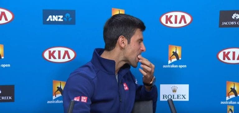 [VÍDEO] É tradição: Novak Djokovic volta a oferecer chocolates aos jornalistas