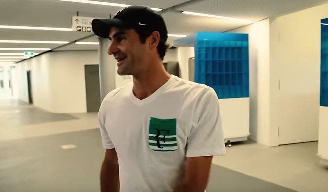 [VÍDEO] Será que Roger Federer tem talento para o 'bowling'?