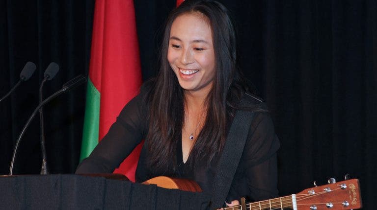 Carol Zhao troca discurso por música dos Coldplay