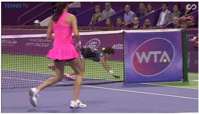 [Vídeo] Radwanska leva Suárez Navarro ao tapete
