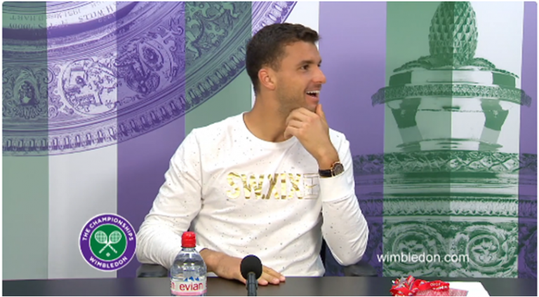 Djokovic mete o nariz na conferência de imprensa de Dimitrov – Vídeo