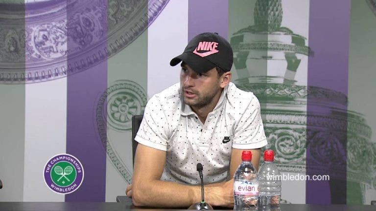 Djokovic mete o nariz na conferência de imprensa de Dimitrov