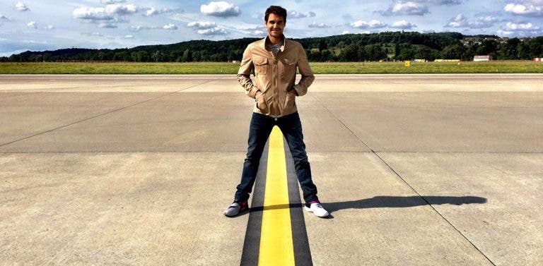Federer faz homenagem a LeBron e Irving… com os pés