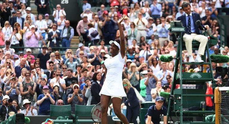 Venus regressa às meias-finais de Wimbledon e imita o que só duas lendas haviam feito
