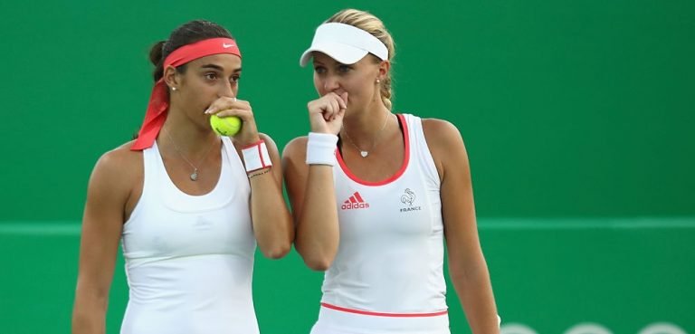Garcia e Mladenovic estiveram à beira da desclassificação por causa… dos vestidos