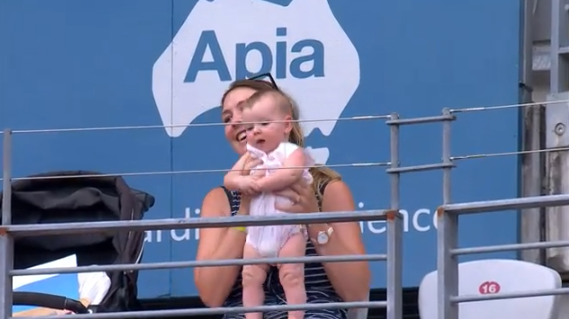 [VÍDEO] Mãe apanha bola do jogo com uma mão… e um bebé ao colo