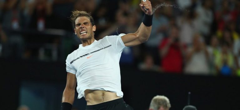 Rafael Nadal à antiga desarma Raonic e atinge as 'meias' em Melbourne