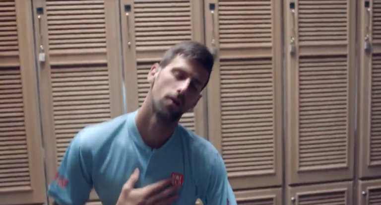 [VÍDEO] As (estranhas) rotinas de Novak Djokovic no balneário