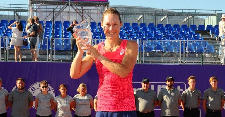 Stosur vence Estrasburgo e segura número um australiano