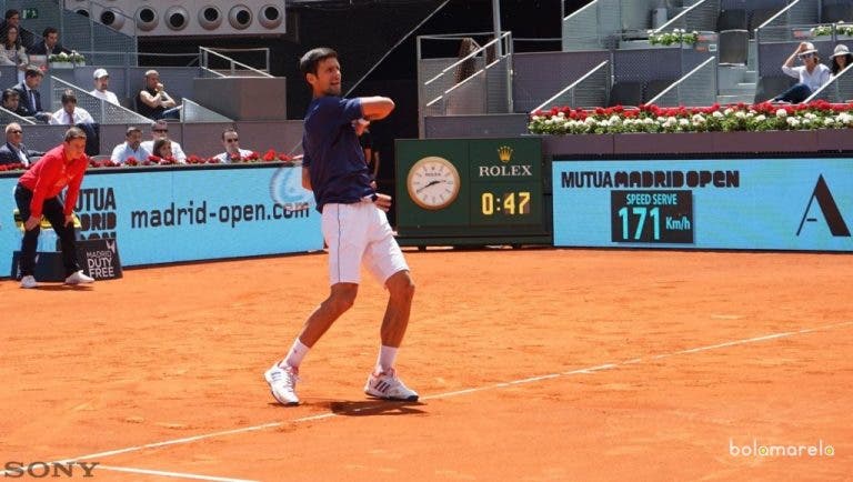 [Vídeo] Djokovic canta parabéns a Manolo Santana em pleno court
