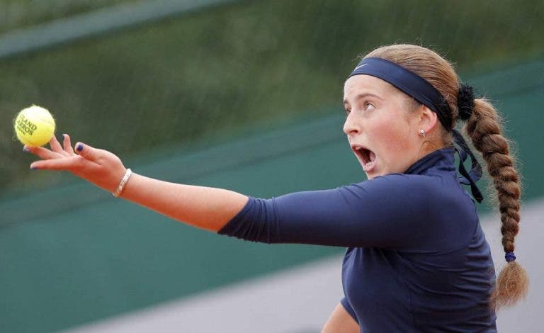 Jelena Ostapenko dispara CINQUENTA winners e vence Caroline Wozniacki