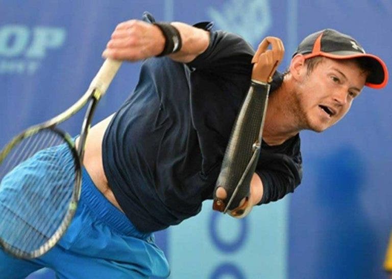 Alex Hunt, o primeiro jogador com um membro amputado a ganhar um ponto ATP, vai jogar um torneio em Portugal ESTA SEMANA