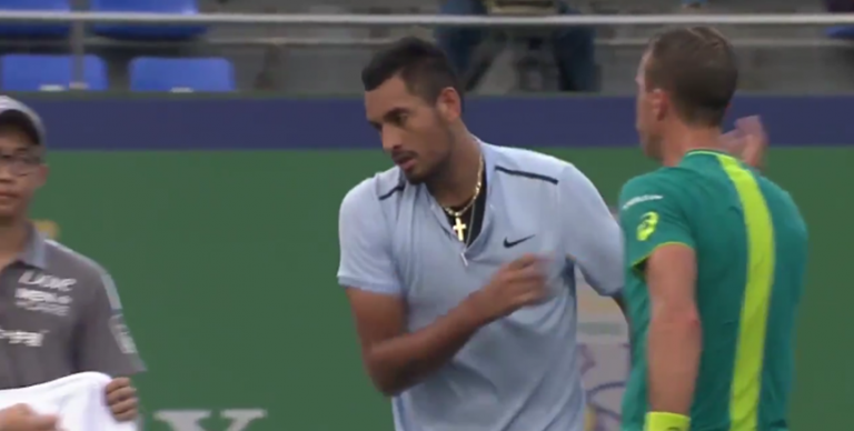 [VÍDEO] Kyrgios leva ponto de penalização e desiste após perder o primeiro set