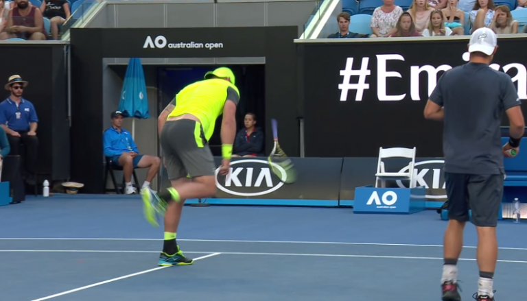 [VÍDEO] Sam Groth não se retirou do ténis sem antes destruir uma raqueta