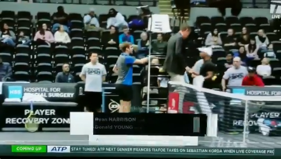[VÍDEO]: Harrison e Young pegam-se em court e árbitro é obrigado a acalmar os ânimos