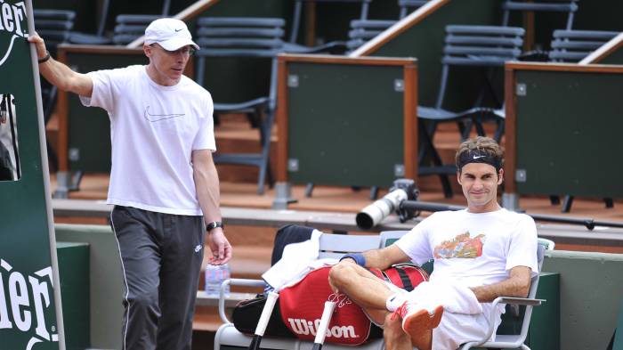 Preparador físico de Federer revela o porquê do suíço não jogar em terra batida
