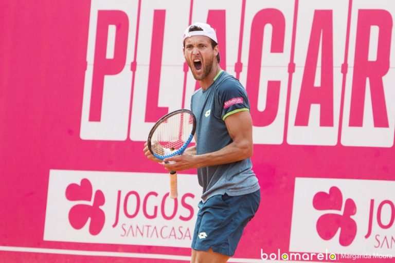 João Sousa voa rumo aos oitavos-de-final de pares de Roland Garros