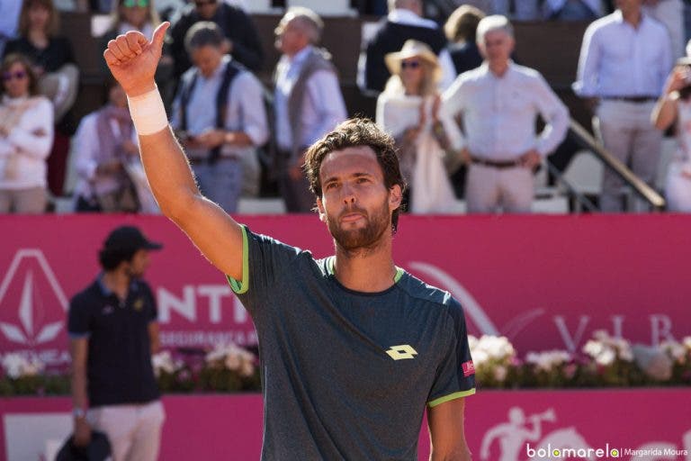 Impressionante João Sousa verga Tsitsipas e é finalista no Estoril