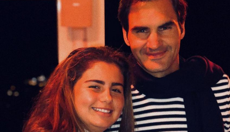 Longe da terra batida, Federer está de férias em Ibiza