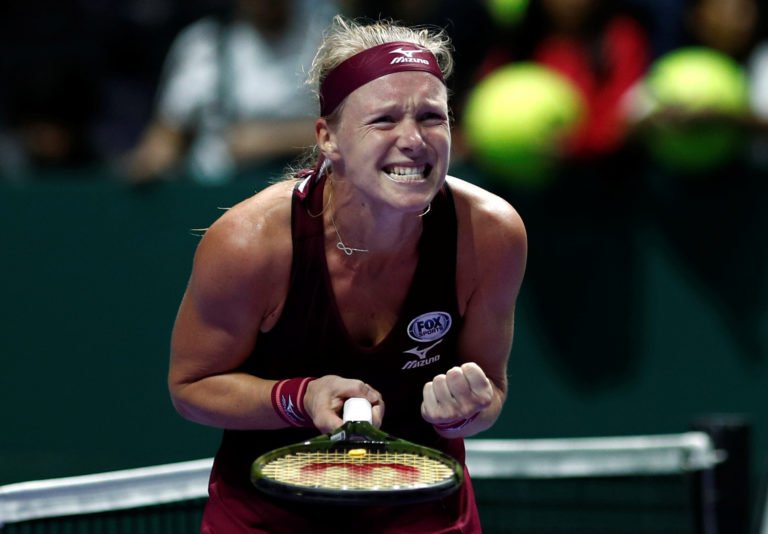 Bertens vira de set e break abaixo e derrota Kerber nas WTA Finals