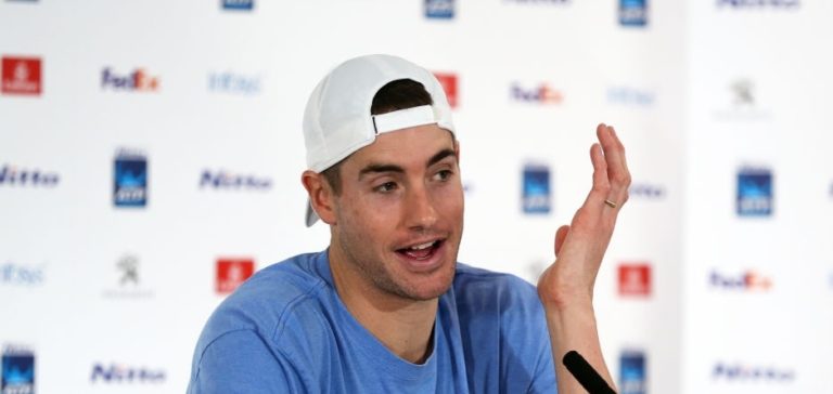 Isner defende treinador e ataca passado racista de Hewitt