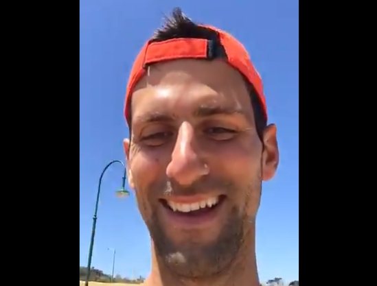 [VÍDEO] Em vésperas do encontro com Nadal, Djokovic e Vajda… dão espetáculo na praia