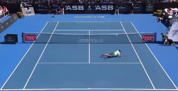 [VÍDEO] Foi assim que desconhecido Statham (360.º ATP) chocou Chung em Auckland