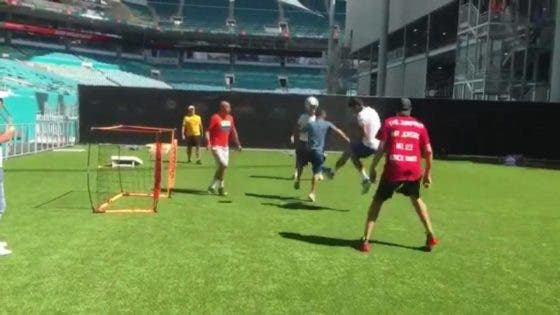 Djokovic dá uns toques no futebol e ‘chama’ por Cristiano Ronaldo