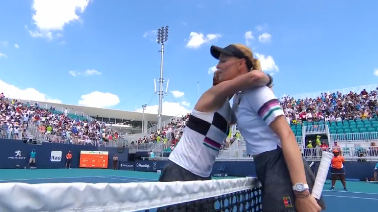 Kvitova sobrevive a duelo titânico e Barty atropela Stosur
