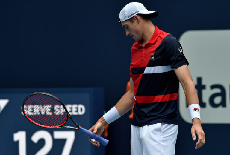 John Isner derrubado na estreia do Masters 1000 de Paris
