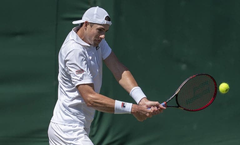 Semi-finalista em 2018, Isner é afastado na 2.ª ronda; Nishikori arrasa em Wimbledon
