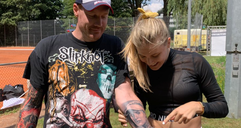 Bouchard conheceu o fã que a tatuou no braço: «Parte de mim acha que ele é doido»