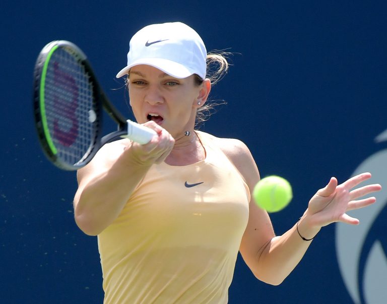 Campeã em título Halep vê fugir 4-0 de vantagem no 3.º set mas sobrevive na estreia em Toronto