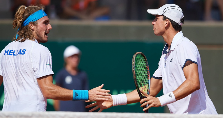 Tsitsipas explica o que pode aprender com o seu companheiro de seleção, que ocupa o 462.º posto ATP