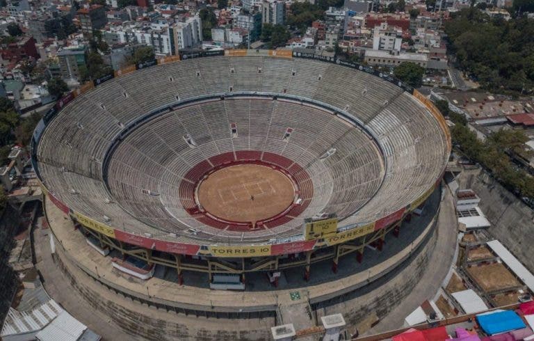 [FOTOS] O imponente palco do encontro de Federer no México está quase pronto