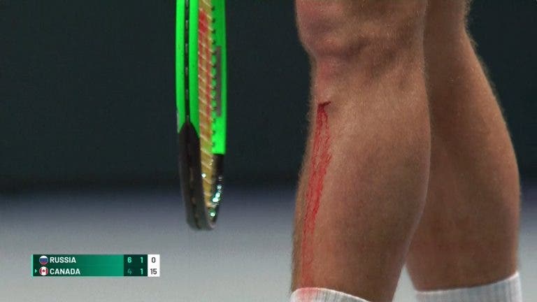 [VÍDEO] Rublev faz ponto incrível e deixa Pospisil a sangrar do joelho