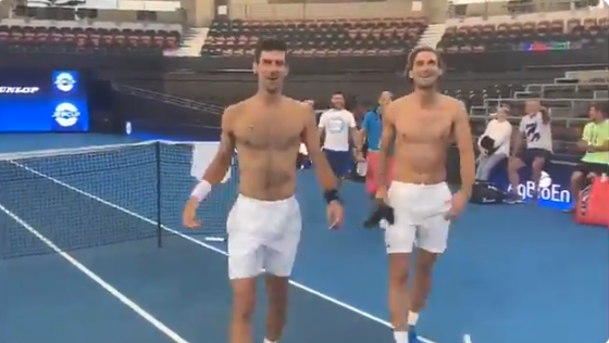 [VÍDEO] Manos Djokovic jogam match point brutal no mini-ténis mas… não se sabe quem ganhou