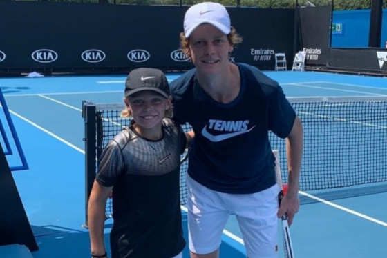 [VÍDEO] Brutal: com apenas 11 anos, filho de Hewitt treina… com um dos maiores talentos da NextGen